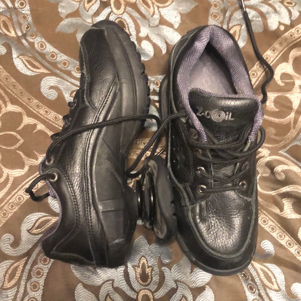 They are a women’s wide size 6 Z-coil shoe